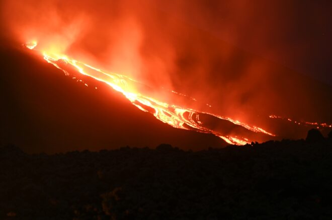 Flujo de lava del volcán de Pacaya amenaza a comunidad en Guatemala