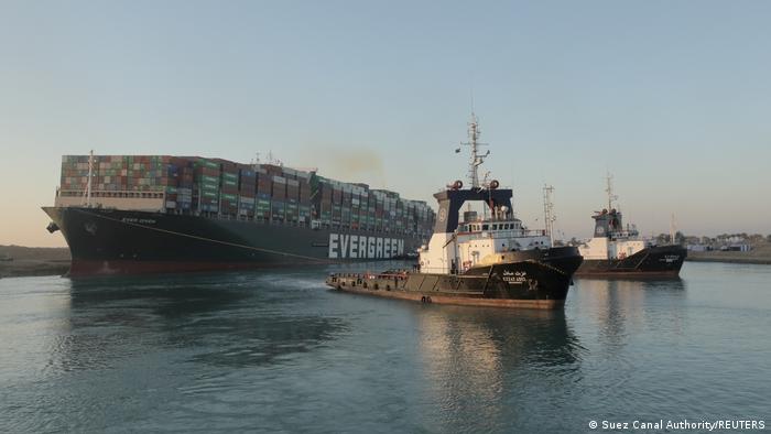 Demorará más de tres días liberar tráfico en Canal de Suez