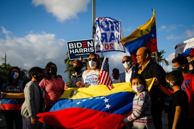 Exiliados venezolanos en Miami celebran el alivio migratorio de Biden