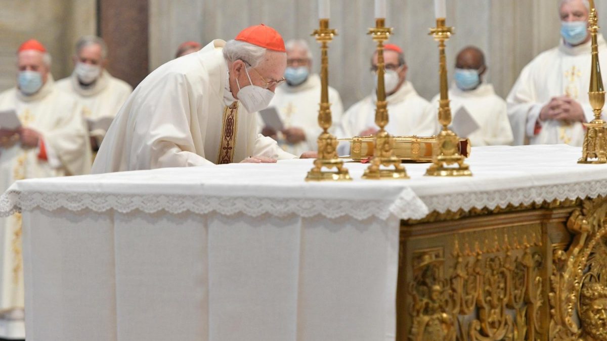 Misa in Coena Domini, cardenal Re: «Quien cree en la Eucaristía nunca está solo»