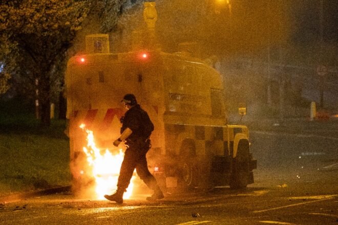 Gran Bretaña e Irlanda piden calma ante violencia en Irlanda del Norte