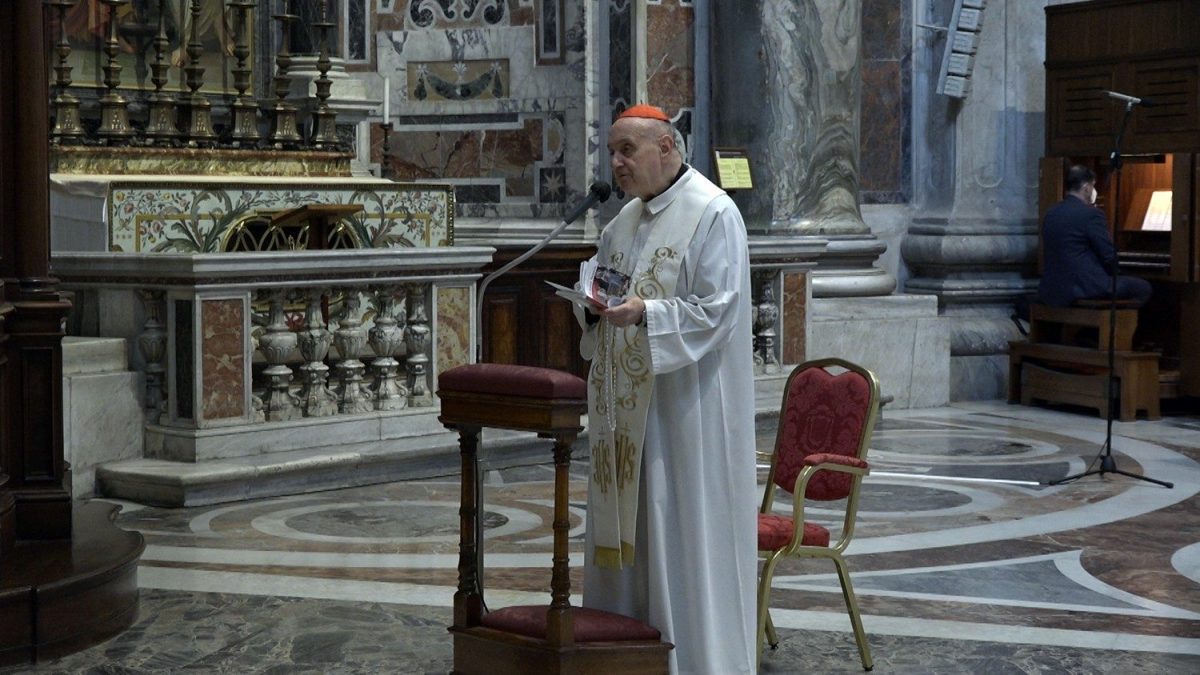 Desde hoy vuelve el Rosario recitado a las 12:00 por el cardenal Comastri