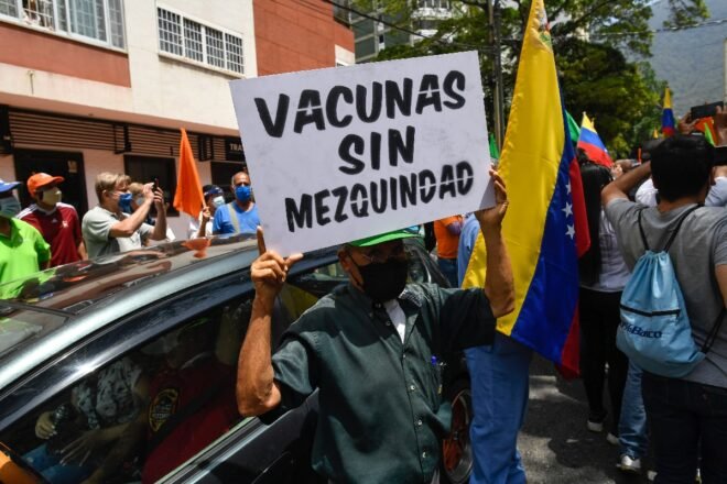 Médicos y enfermeras protestan para pedir vacunas contra covid-19 en Venezuela