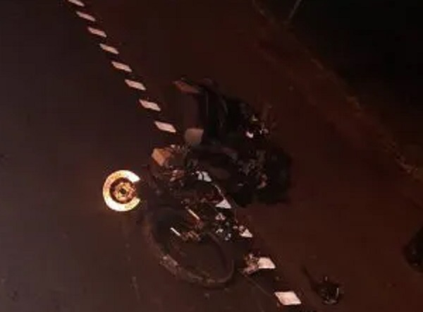 Motociclista muere tras impactar contra el vehículo de un policía
