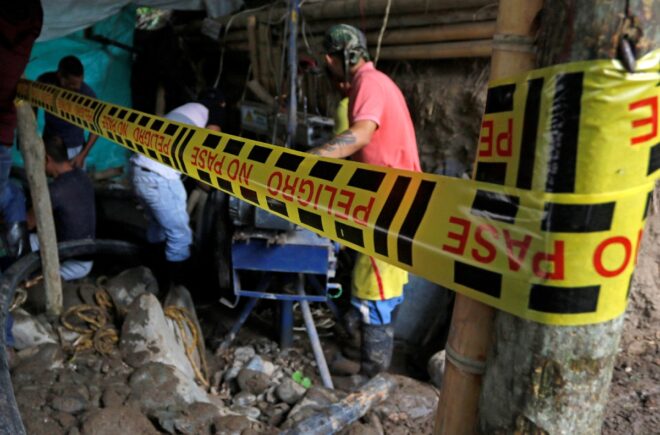 Brigadas recuperan los cuerpos de 11 mineros atrapados por inundación en Colombia