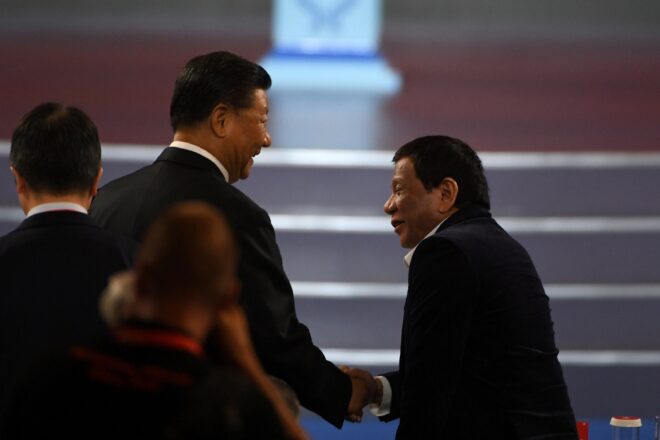 El presidente filipino dice que no dudará en enviar buques de guerra al mar de China