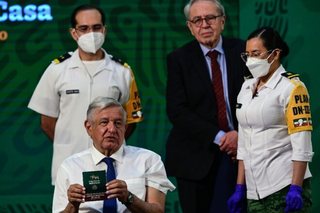 Presidente de México recibe vacuna contra covid-19 en público para convencer a escépticos