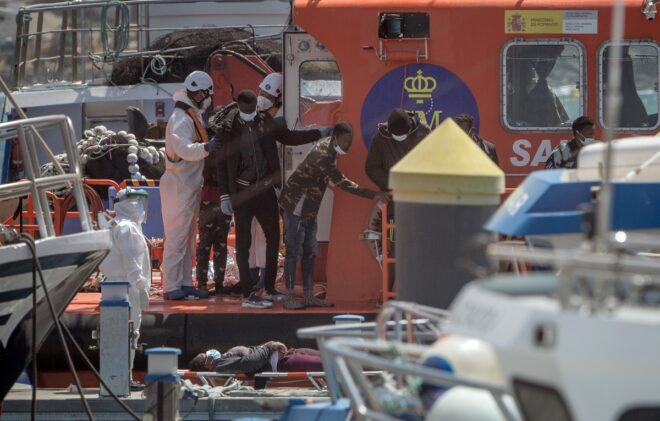 La embarcación con 17 migrantes muertos será remolcada a Canarias