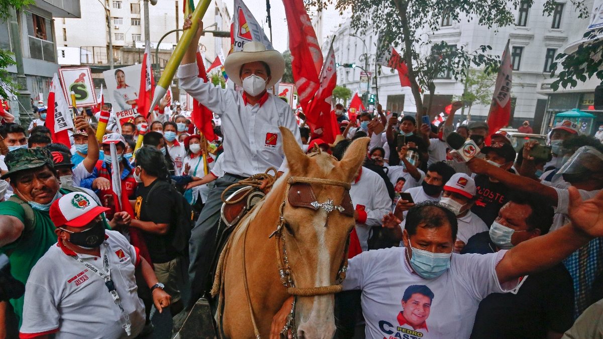 “No somos comunistas”, dice Castillo en la polarizada campaña electoral de Perú