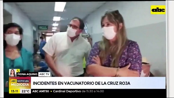 Denuncia aglomeración en centro vacunatorio de la Cruz Roja