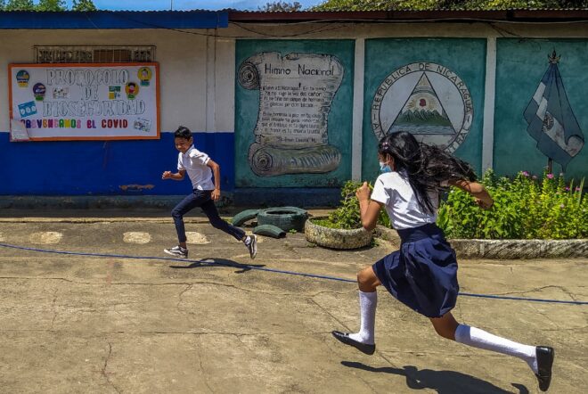 El covid-19 acecha a las escuelas en una Nicaragua que nunca paró las clases