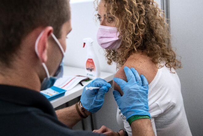 Una cuarta parte de la población europea ya recibió una vacuna, según la Comisión Europea