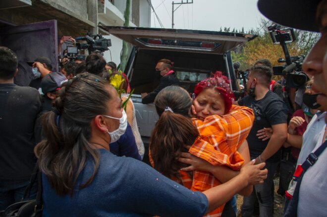 “No te vayas, hijo”, el último adiós a víctimas de accidente de metro en México