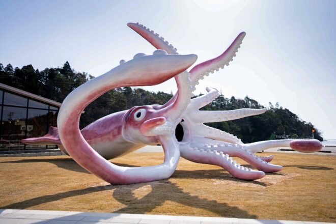 Un pueblo japonés erige una estatua de un calamar con fondos anticovid-19