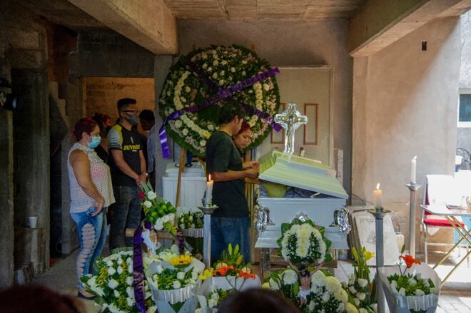 “¡Justicia!”, clamor tras adiós a víctimas de accidente de metro en México