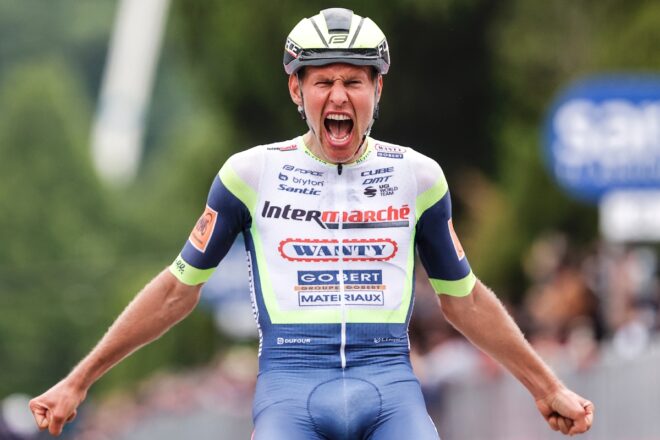El holandés Van der Hoorn se lleva la tercera etapa del Giro y Ganna sigue líder