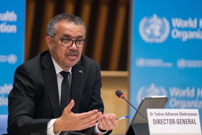 El jefe de la OMS denuncia las “maniobras geopolíticas” en la diplomacia de las vacunas