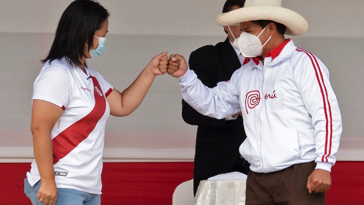 Keiko y Castillo firman compromiso democrático tras pedido de las iglesias en Perú