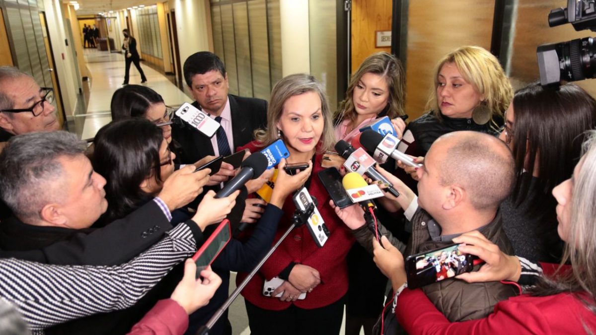 Senadora aconsejó al vicepresidente Velázquez «que no renuncie»