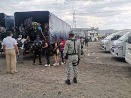 En Puebla rescatan a 116 migrantes escondidos en un camión