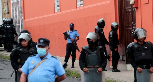 Nicaragua: Policía ingresó a la curia episcopal y se llevó a monseñor Rolando Álvarez