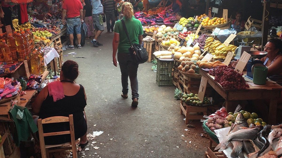 Permisionaria acusa al Director de vender espacios informales en el Mercado 4