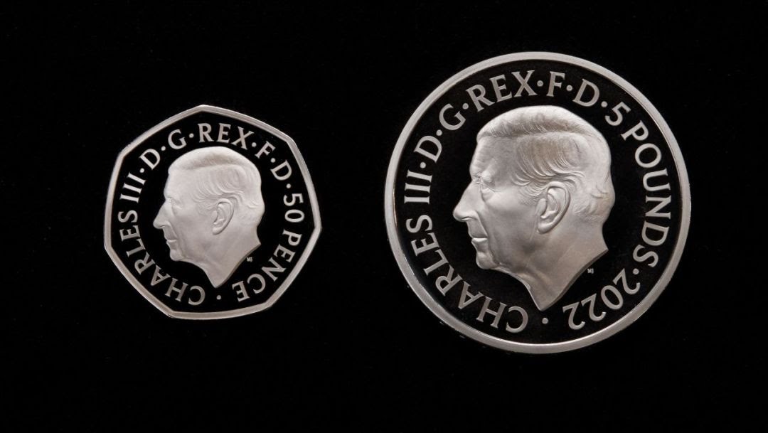Nuevas monedas británicas con el retrato del rey Carlos III