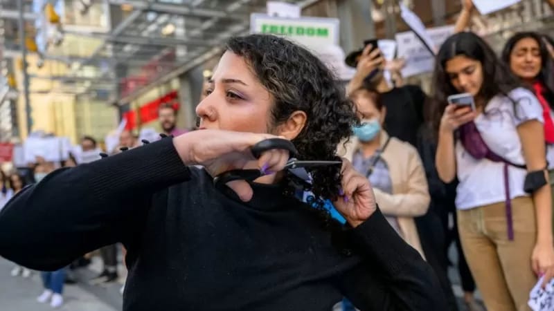 Mujeres intensifican protestas en Irán