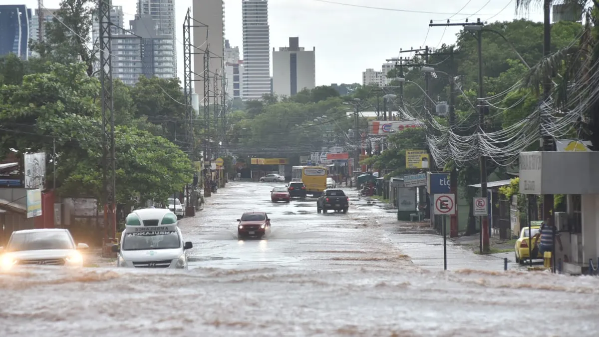 Arrojan basuras: Desagües y calles totalmente colapsadas en una hora de lluvia