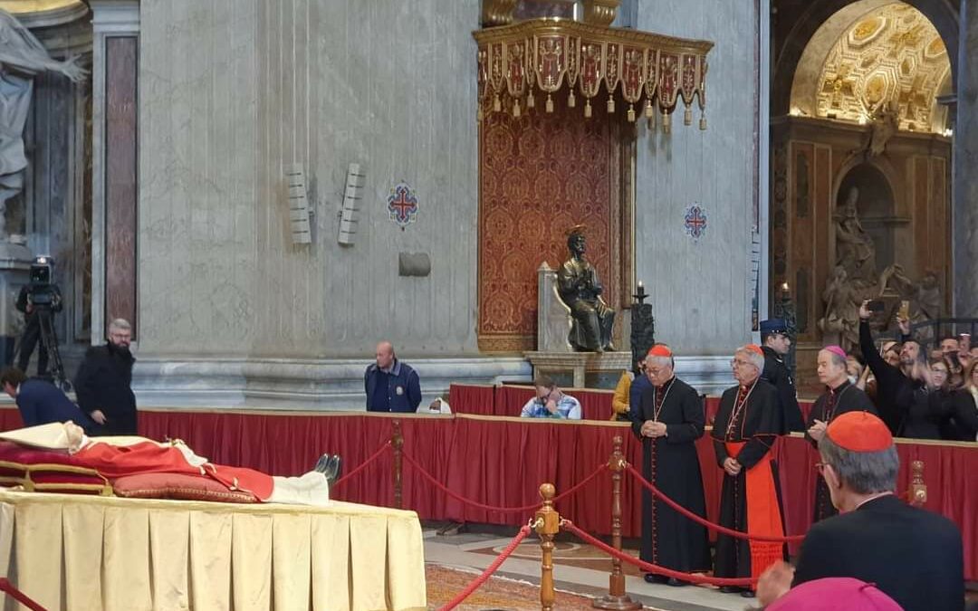 Cardenal llamó al pueblo a orar por Benedicto XVI