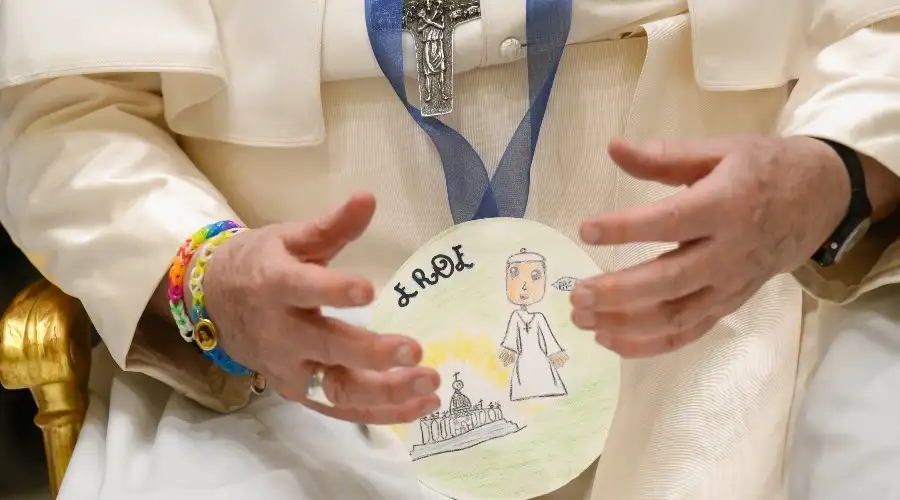 Esta es la razón por la que el Papa Francisco luce una pulsera multicolor en su muñeca