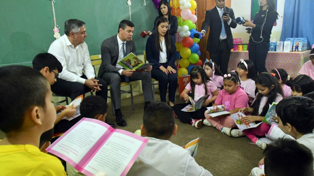 En primer acto oficial, Santiago Peña leyó un cuento a niños de una escuela pública
