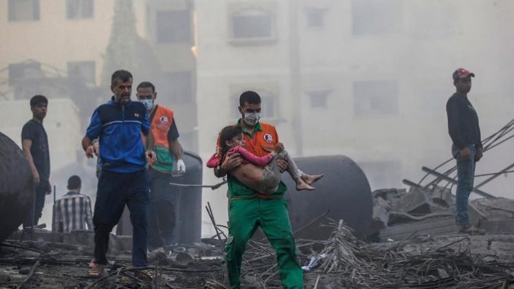 El Párroco de Gaza: «Gente común que no supone una amenaza para nadie”