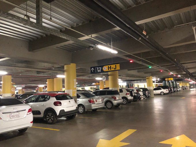 Centros comerciales cobrarán estacionamiento en el próximo año