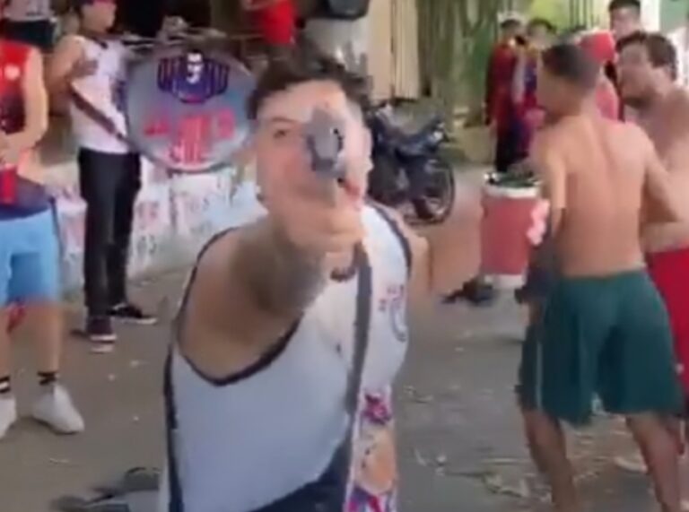 Detuvieron a hincha cerrista que se exhibía con arma de fuego