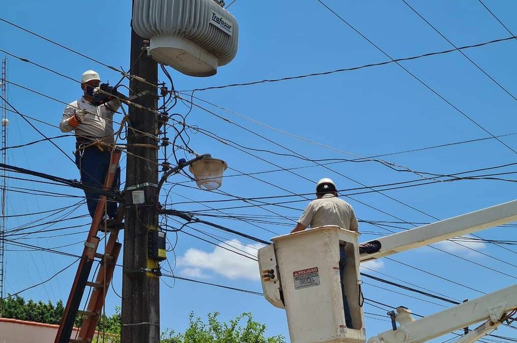 Más de la mitad del país quedó sin energía al fallar sistema de transmisión