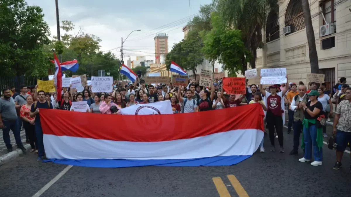 Estudiantes, Docentes y personal administrativo acompañan movilización de la UNA