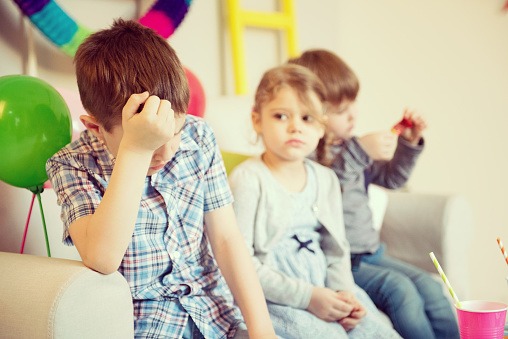 ¿Se deberían evitar festejos ante ausencia de mamá o papá?