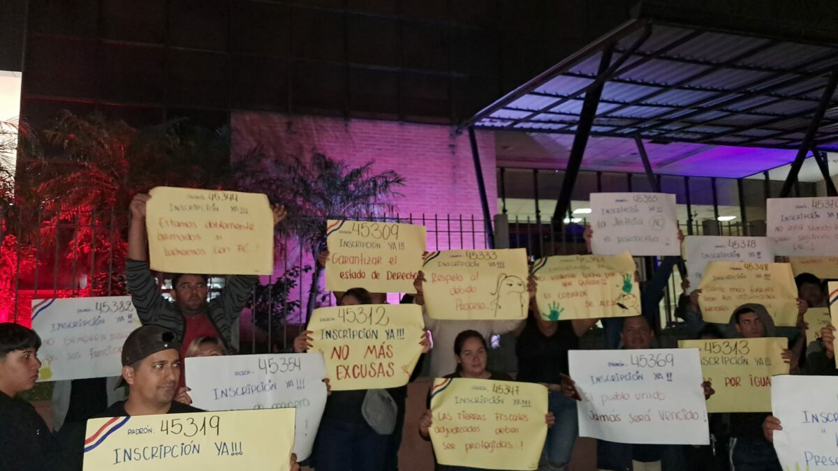 Familias se manifiestan frente a los Registros Públicos