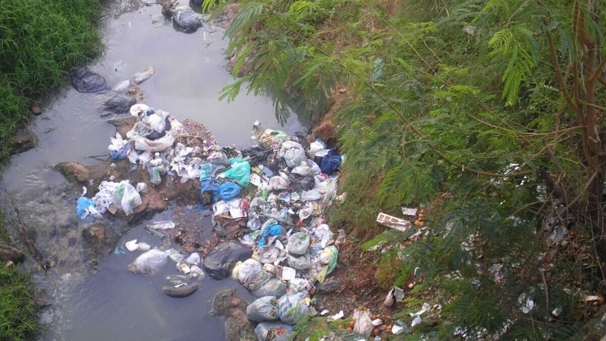 Un 3% sigue tirando su basura a los arroyos