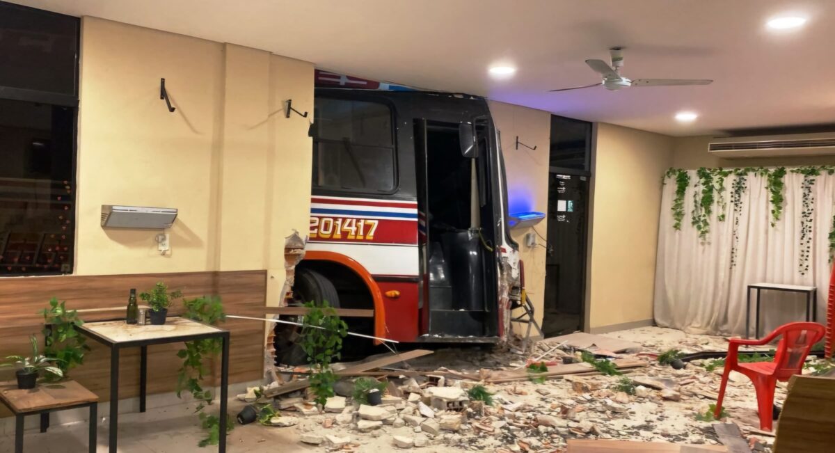 Colectivo perdió la dirección y chocó contra un local de comidas