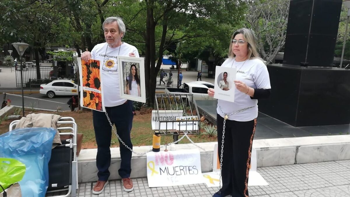 Padres de Sol Chávez vuelven a encadenarse frente al PJ