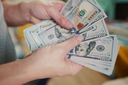 Actores económicos sostienen que dólar cerrará en G. 7.900 el 2025