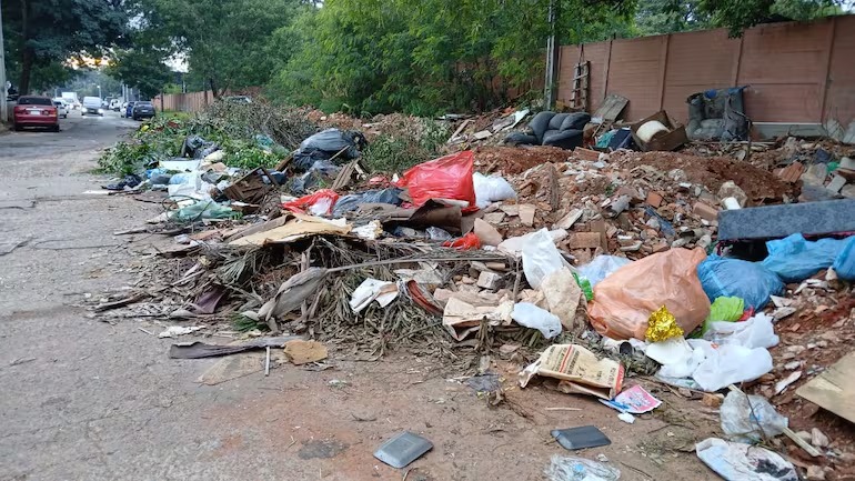 Tirar basura en la vía pública pasara a considerarse un delito