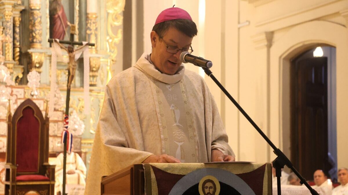 Monseñor Pierre Jubinville: cuestiona “entrega servil a autoridades pidiendo favores”