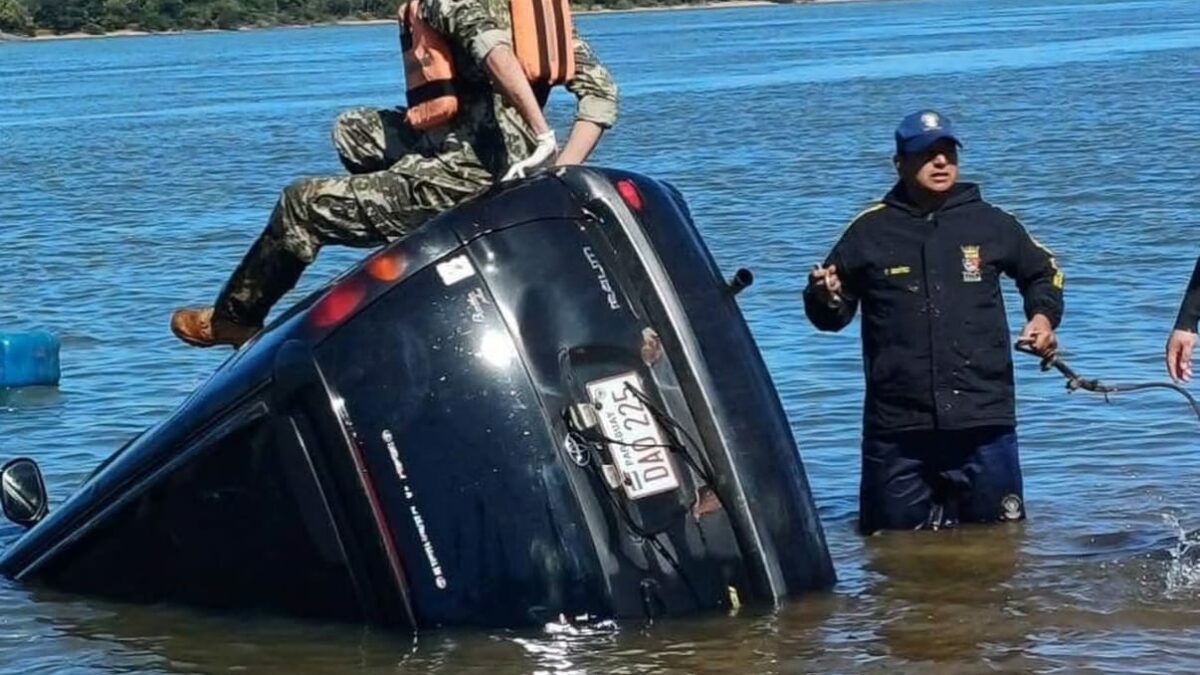Cayó con su vehículo al río Paraná y se ahogó