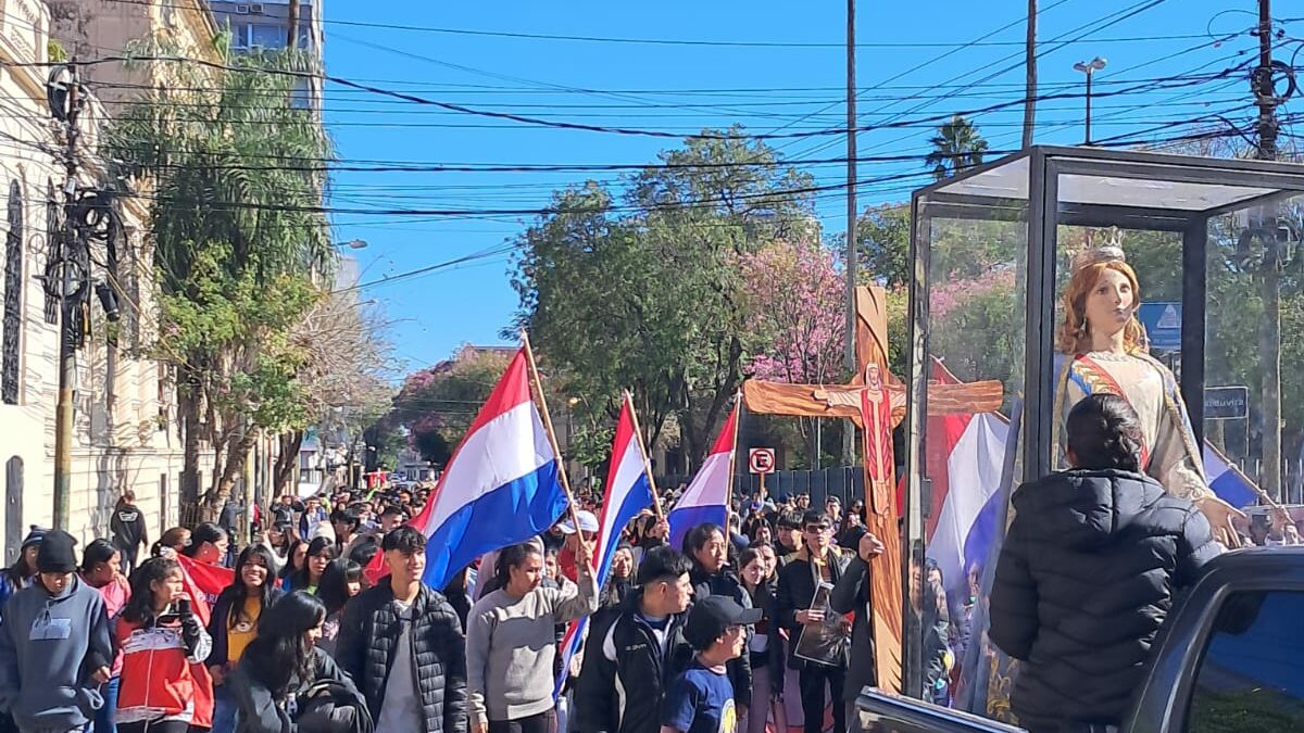 Jóvenes dan gracias a la Madre y exigen atender justos reclamos