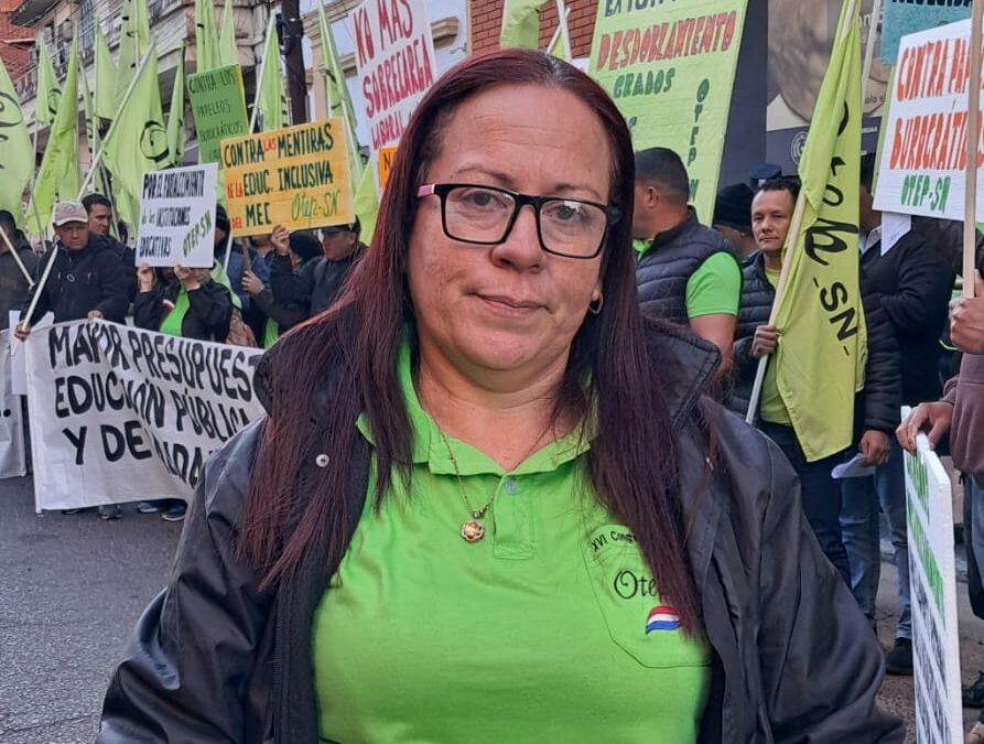 Docentes frente al MEC exigen mejor presupuesto 2026