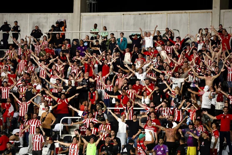 Hinchas argentinos demostraron buen comportamiento