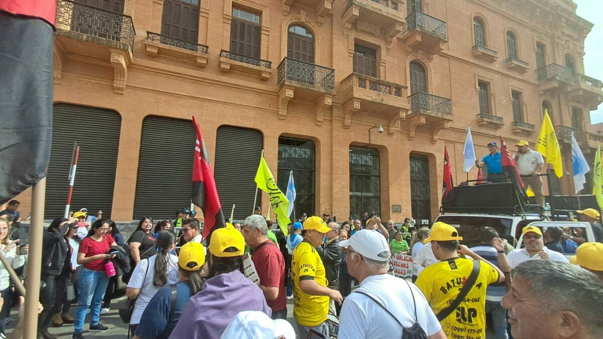 Exministro del MEC pide apoyar reclamos de profesores